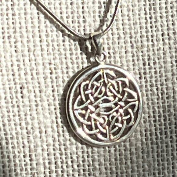 Round CELTIC Design in a Genuine Silver Necklace - Picture 15 of 16